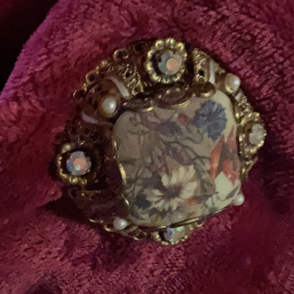 Floral style vintage brooch pin